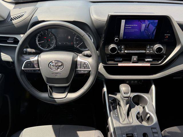 Certified 2025 Toyota Highlander LE FWD image 10
