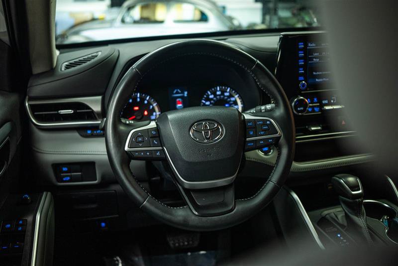 Used 2022 Toyota Highlander LE AWD/4WD image 17