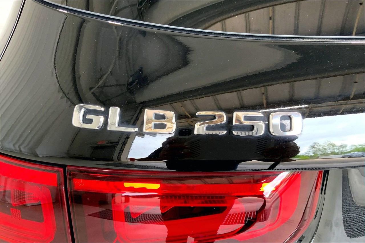 Used 2020 Mercedes-Benz GLB 250 w/ Premium Package image 31