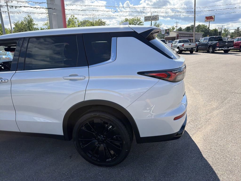 New 2026 Mitsubishi Outlander LE AWD/4WD image 9