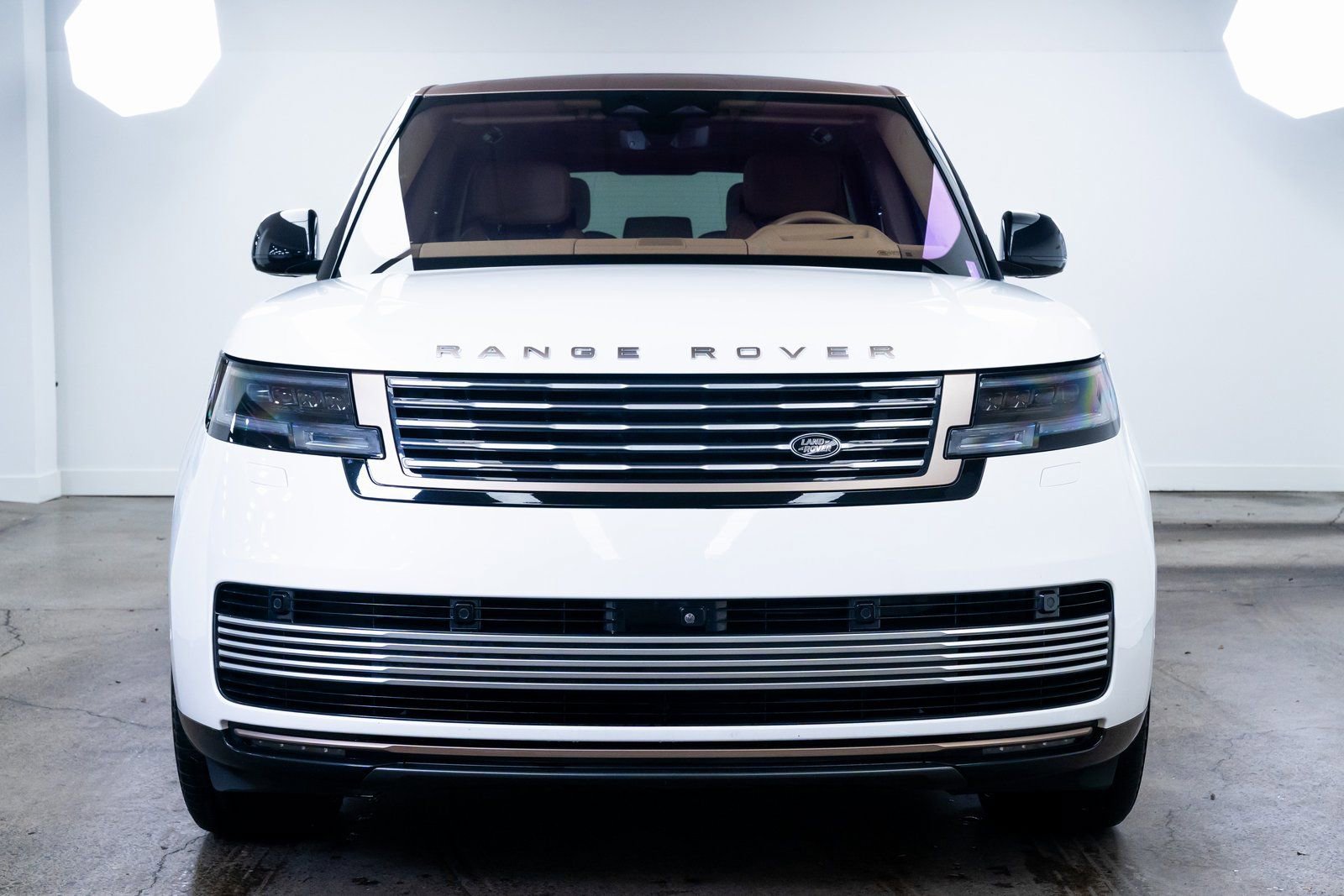 Used 2023 Land Rover Range Rover SV image 2