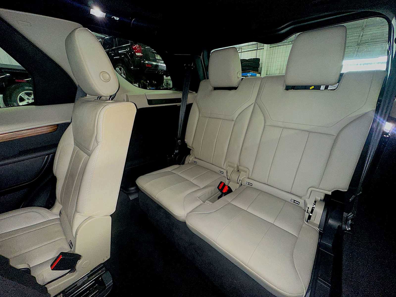 Used 2018 Land Rover Discovery SE image 23