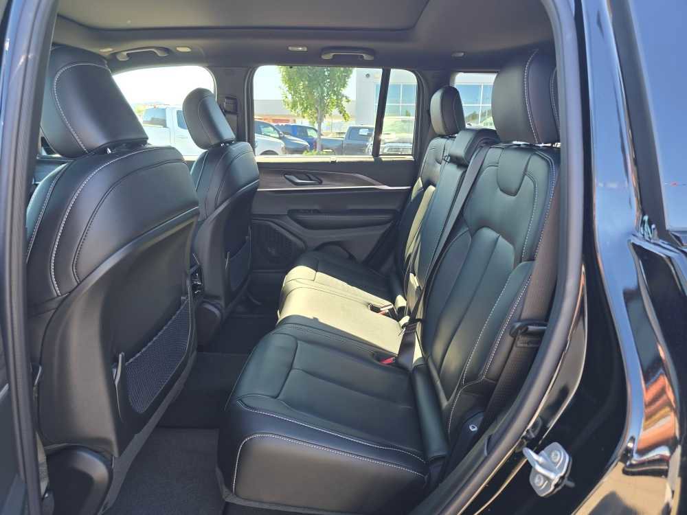 New 2025 Jeep Grand Cherokee Limited image 16