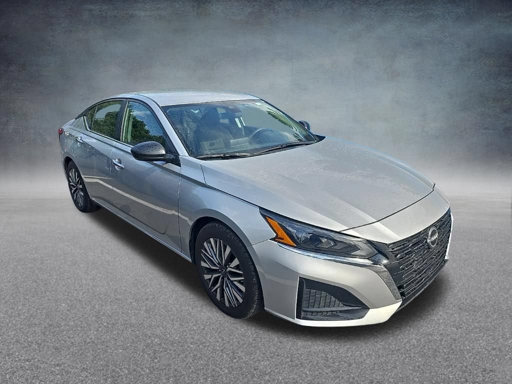Used 2025 Nissan Altima 2.5 SV FWD image 2