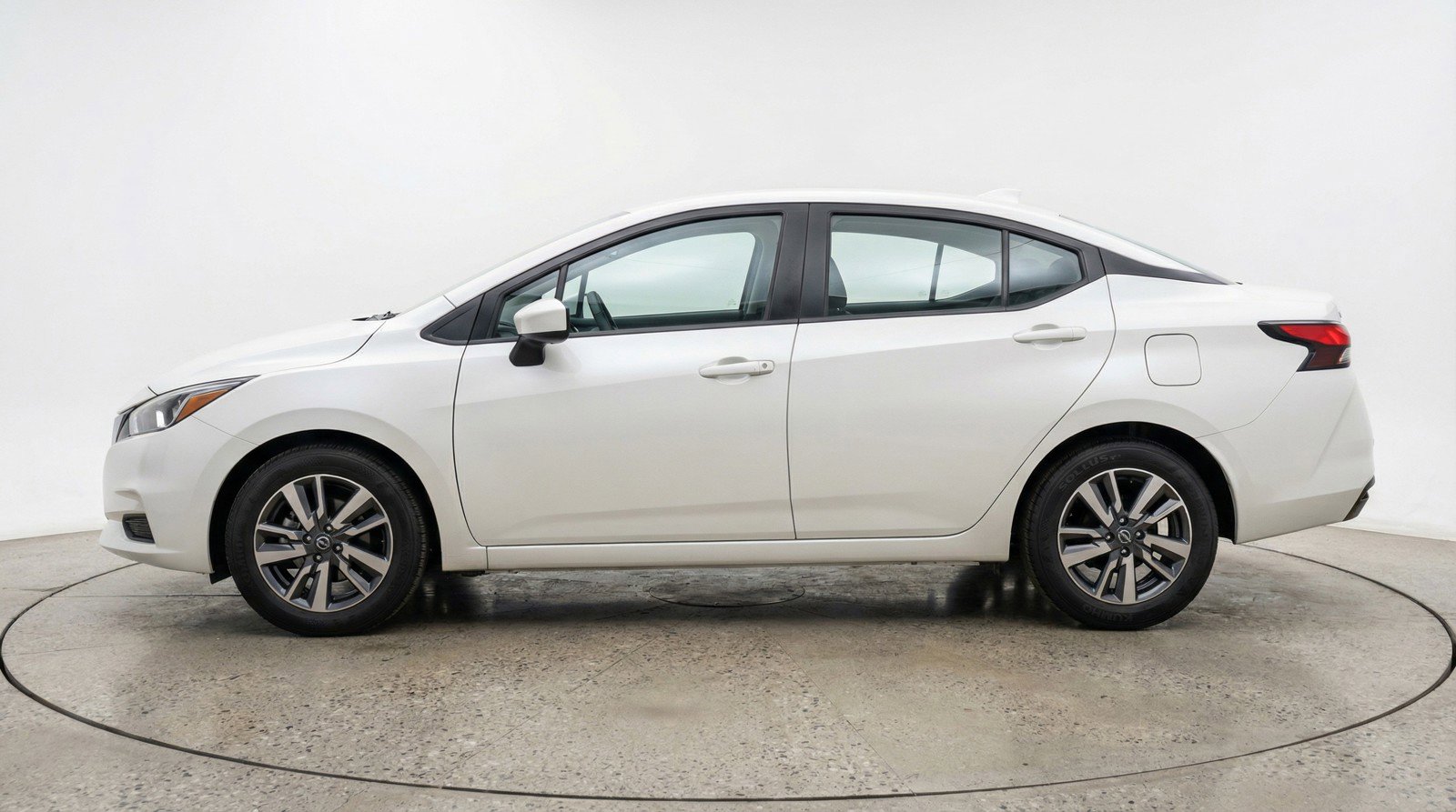 Used 2025 Nissan Versa SV image 5