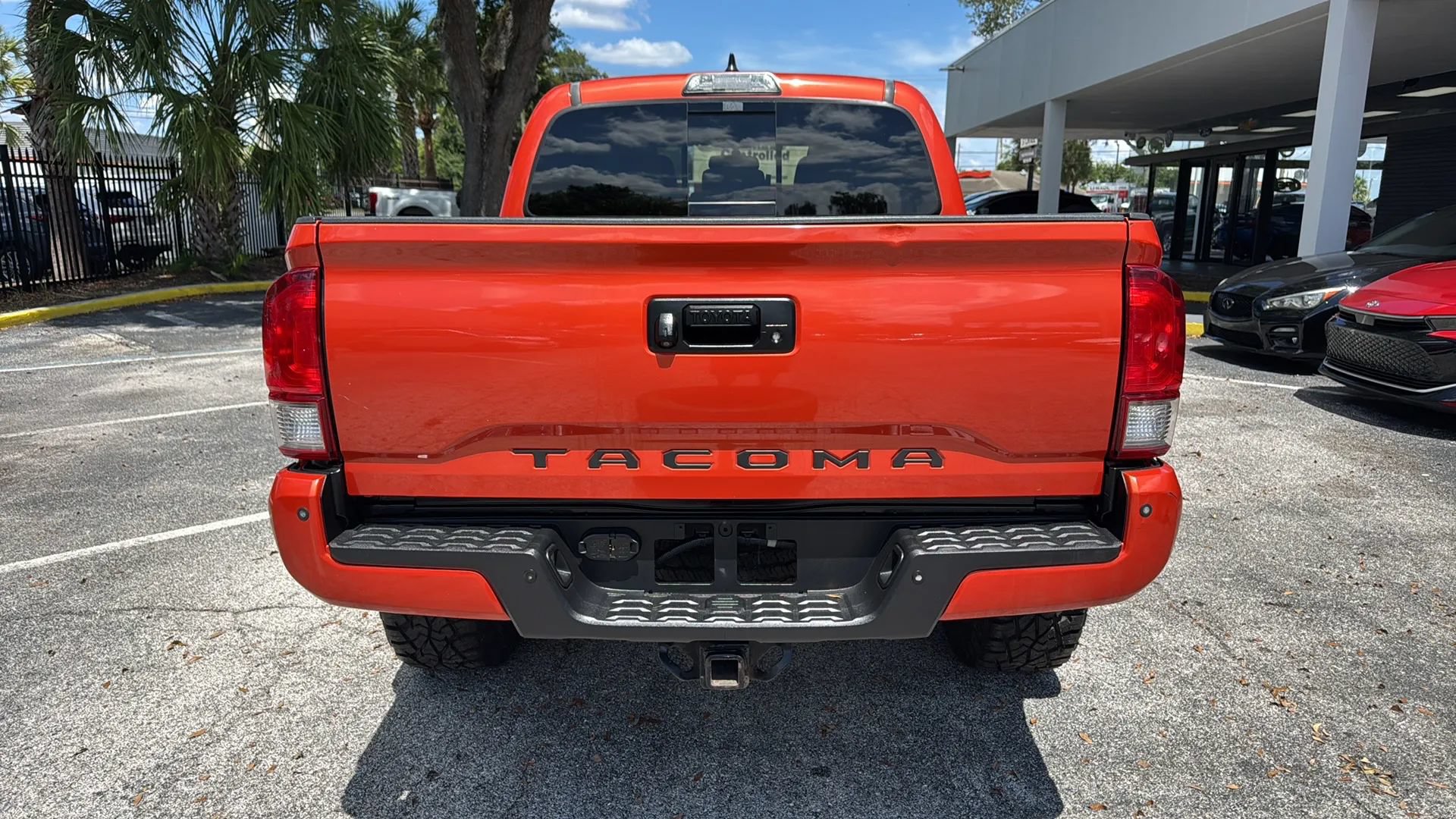 Used 2017 Toyota Tacoma TRD Off-Road w/ Premium & Technology Package AWD/4WD image 4