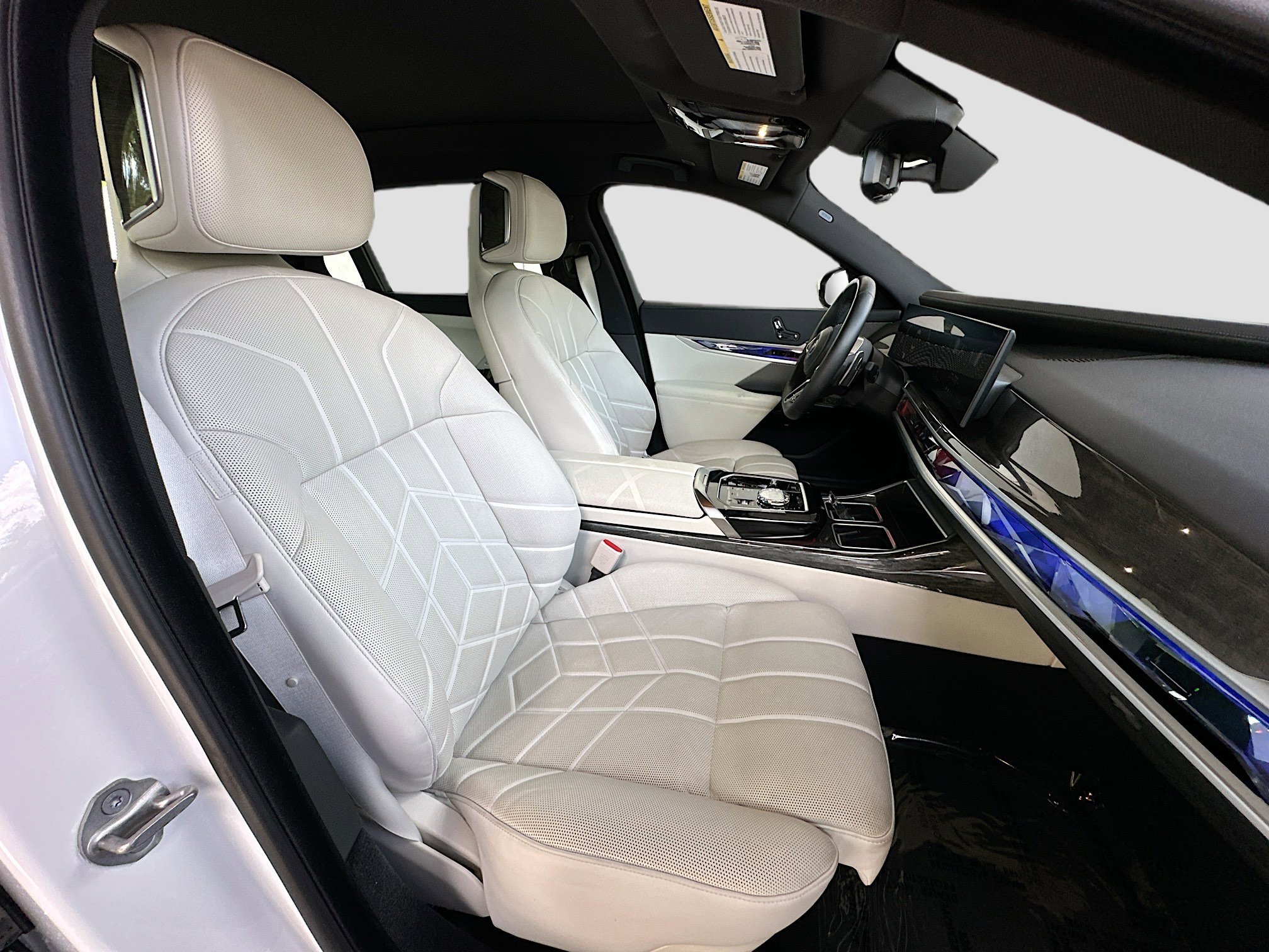 Used 2024 BMW 750e xDrive AWD/4WD image 30