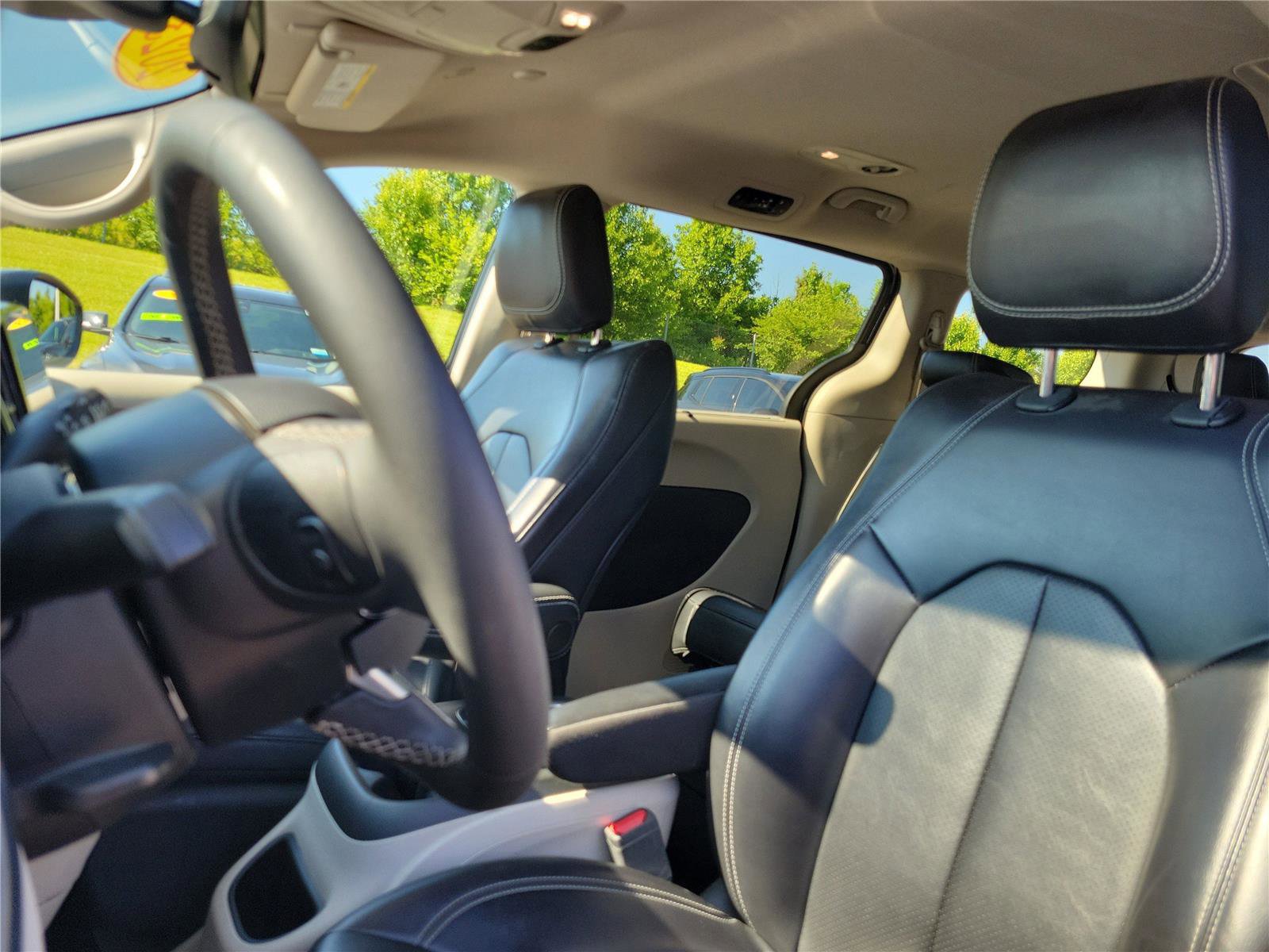 Used 2023 Chrysler Pacifica Touring-L FWD image 18