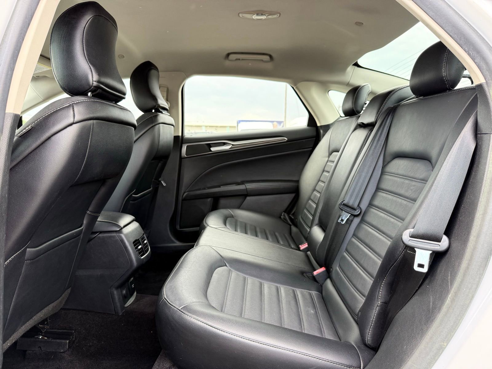 Used 2017 Ford Fusion SE w/ Equipment Group 602A FWD image 14