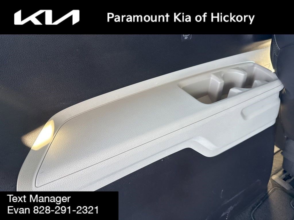 Used 2023 Kia Carnival LX image 13