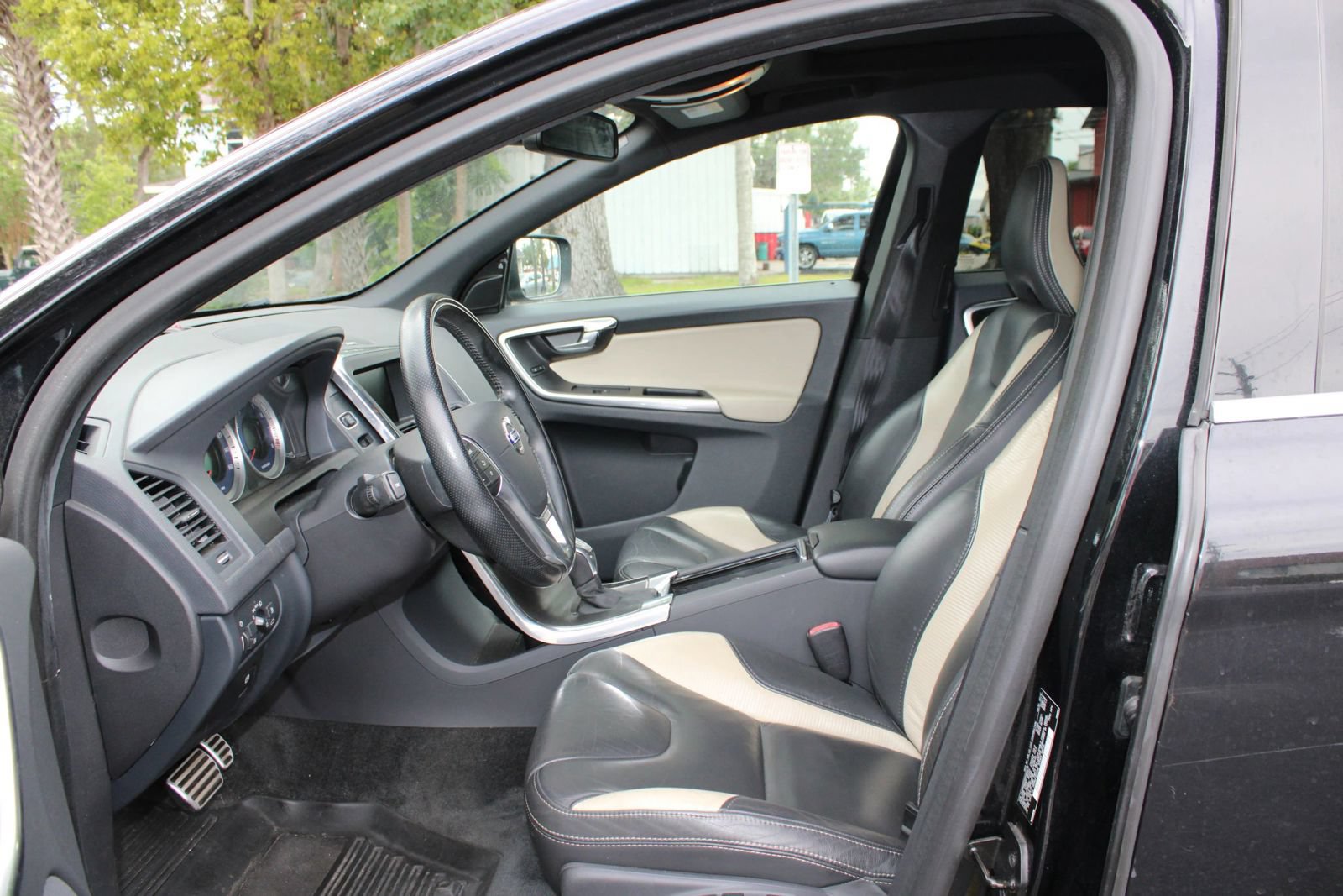 Used 2013 Volvo XC60 T6 R-Design Platinum AWD/4WD image 7