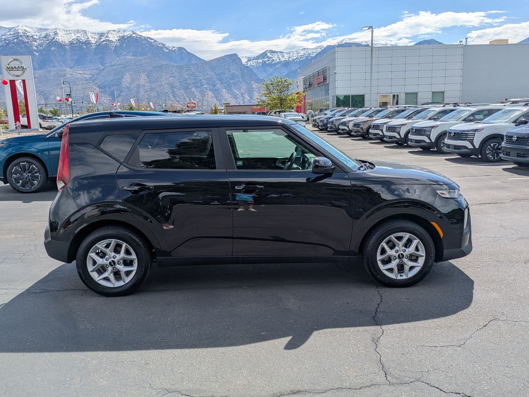 Used 2022 Kia Soul LX w/ Technology Package FWD image 2