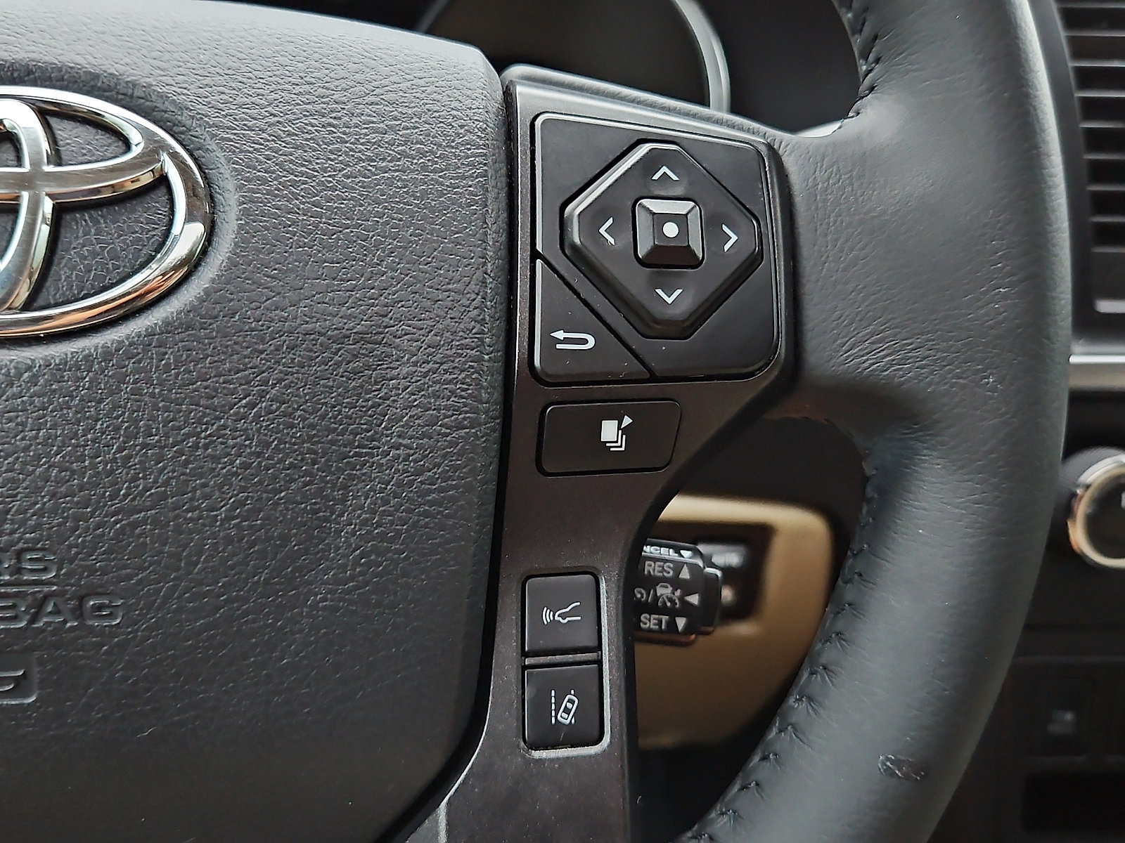 Used 2018 Toyota Sequoia Limited w/ Safety & Convenience Package AWD/4WD image 22