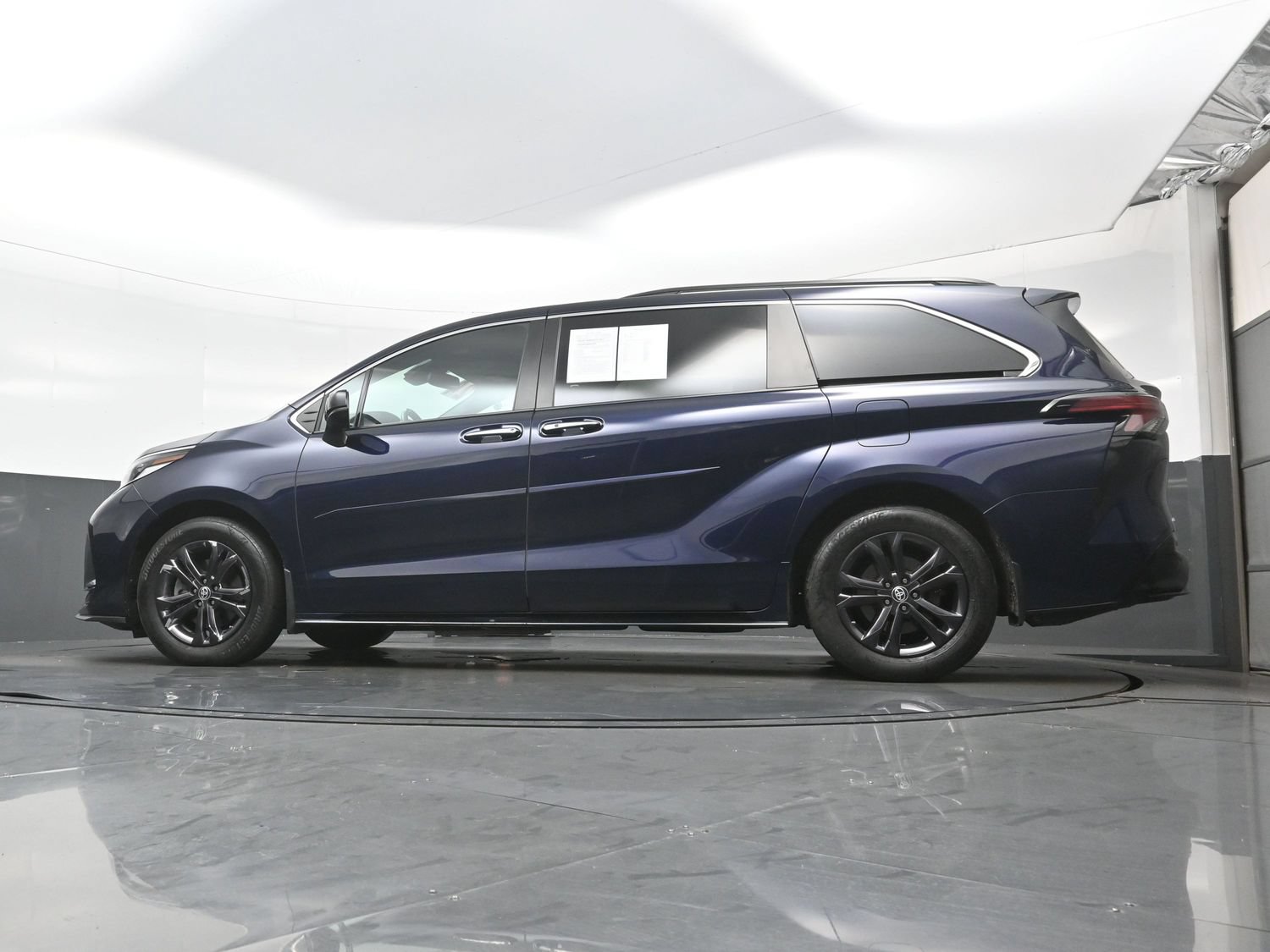 Used 2024 Toyota Sienna XSE AWD/4WD image 31
