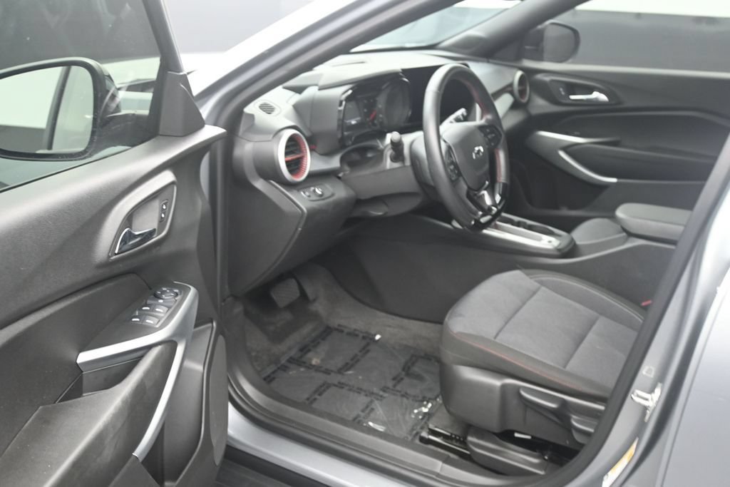 Used 2025 Chevrolet Trax RS FWD image 10