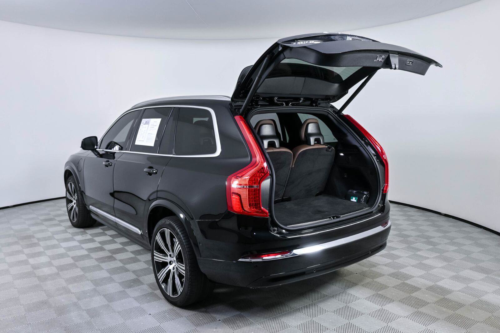 Certified 2024 Volvo XC90 T8 Plus w/ Protection Package Premier AWD/4WD image 32