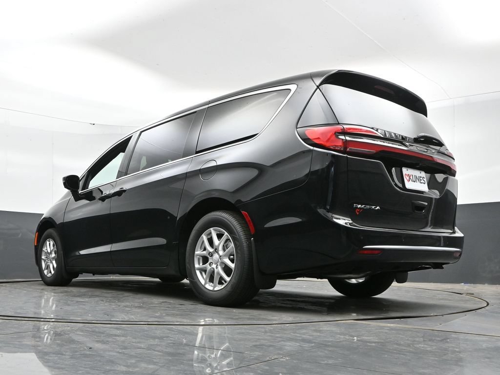 New 2027 Chrysler Pacifica Select FWD image 41