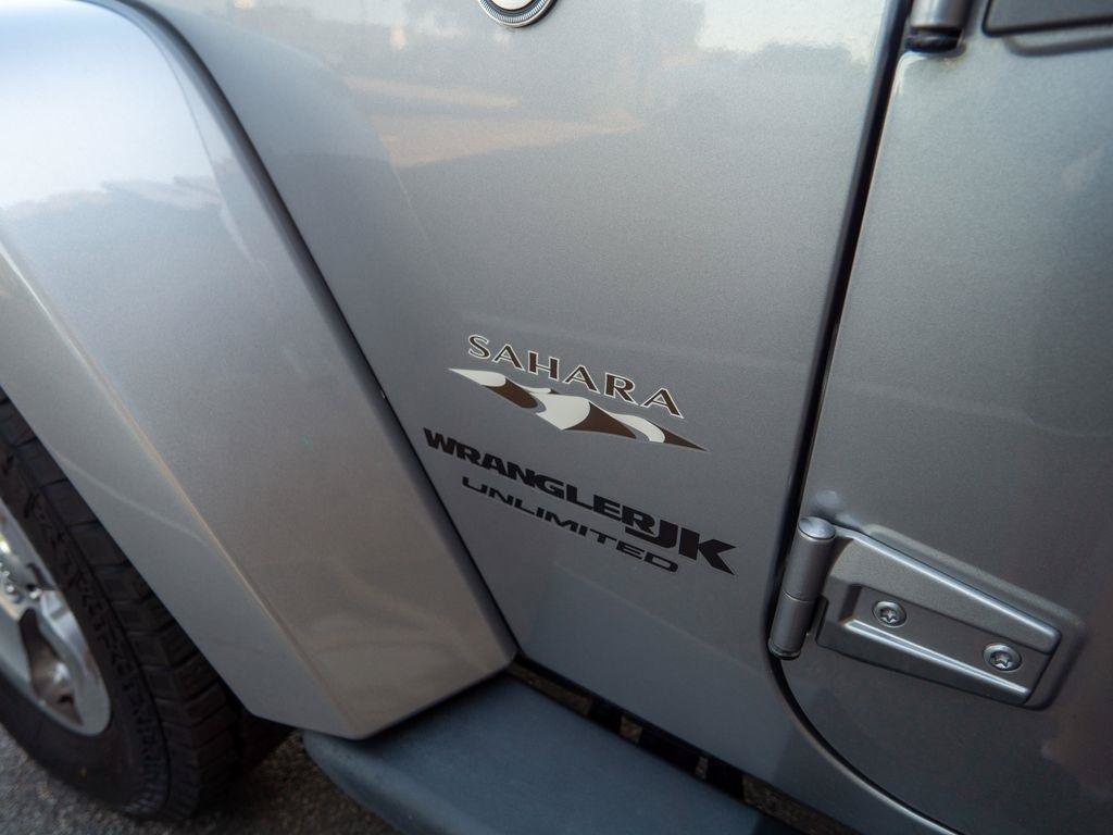 Used 2018 Jeep Wrangler Unlimited Sahara AWD/4WD image 9