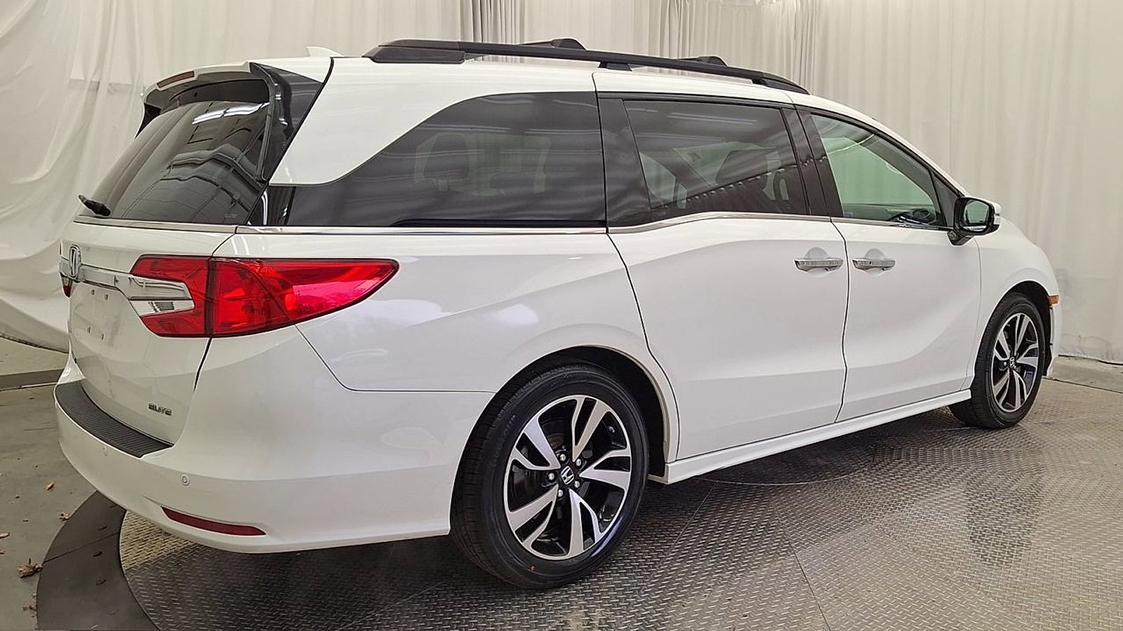 Used 2019 Honda Odyssey Elite image 3