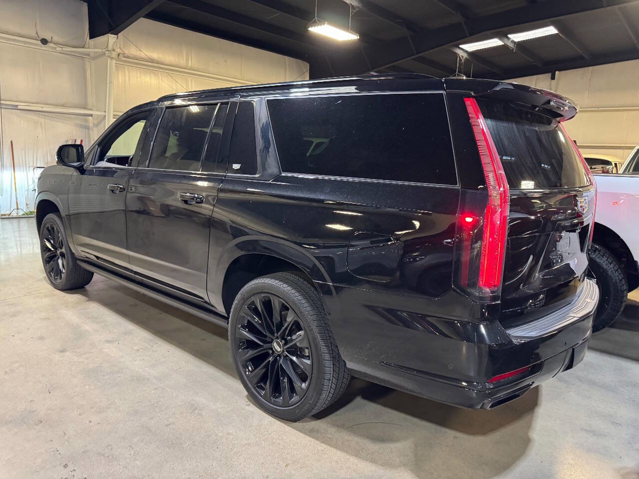 Used 2025 Cadillac Escalade ESV Sport Platinum w/ LPO, ONYX Package image 8