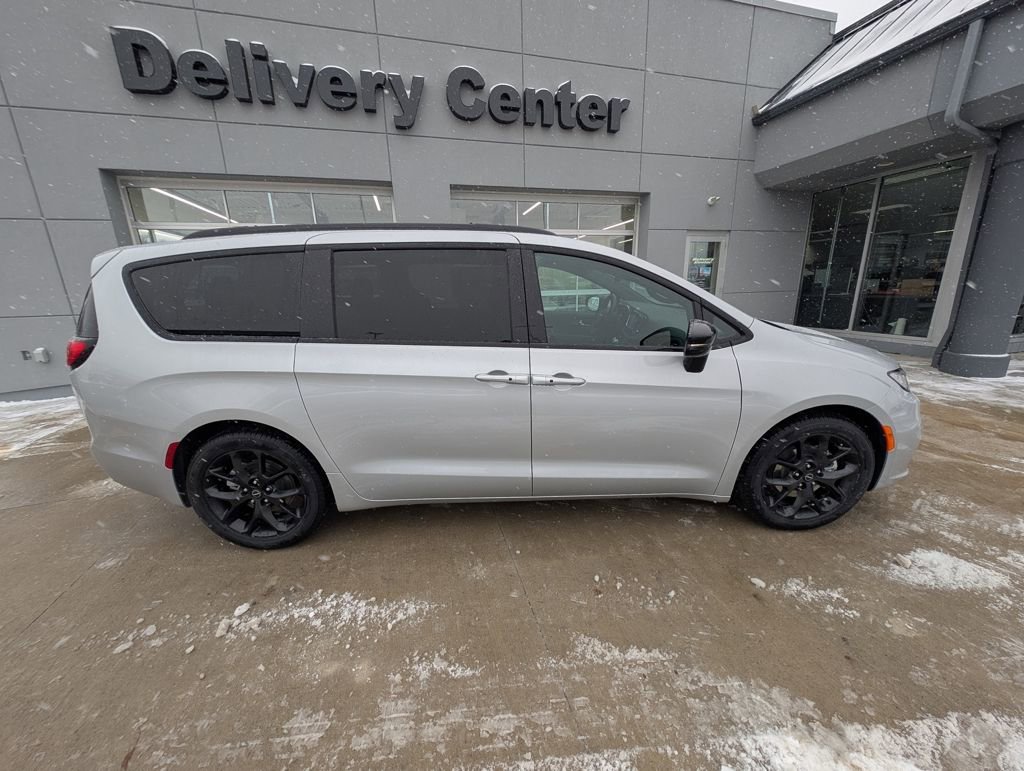 New 2026 Chrysler Pacifica Select w/ S Appearance Package image 5