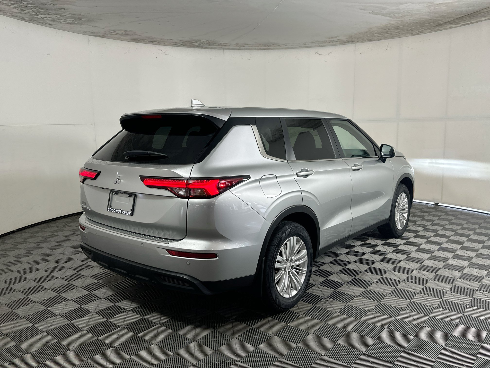 Used 2024 Mitsubishi Outlander ES AWD/4WD image 3