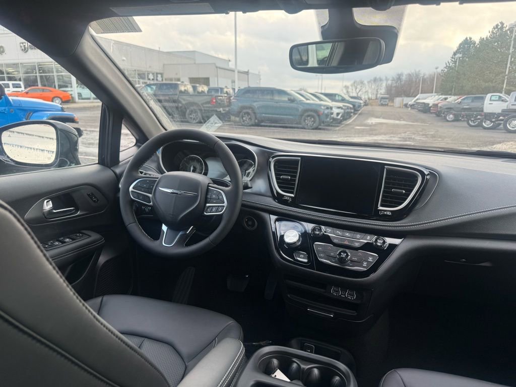 New 2025 Chrysler Pacifica Select FWD image 29