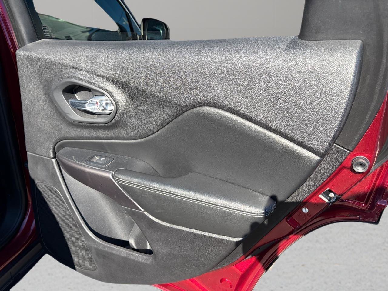 Used 2019 Jeep Cherokee Limited image 16