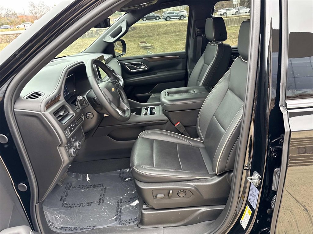Used 2024 Chevrolet Suburban Premier image 16