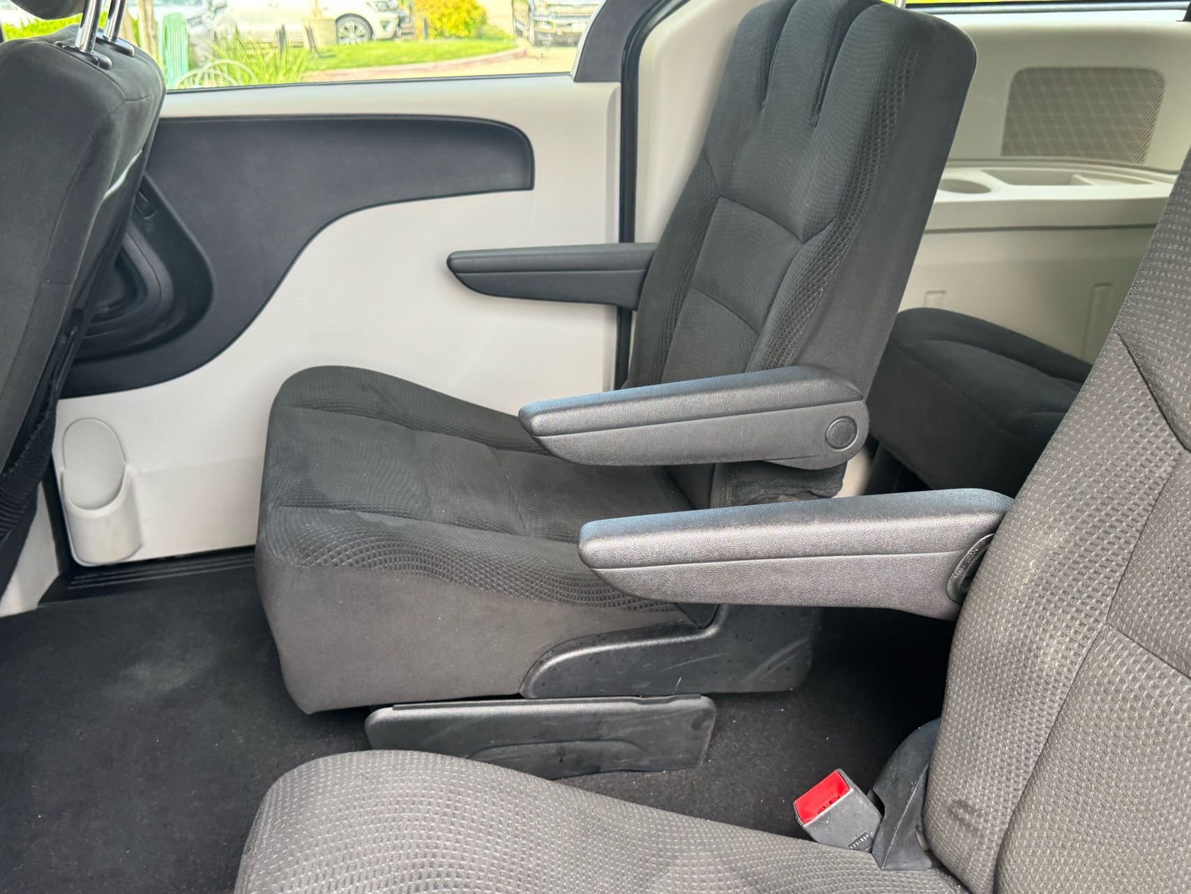 Used 2016 Dodge Grand Caravan SXT w/ Rear Park Assist Package FWD image 30