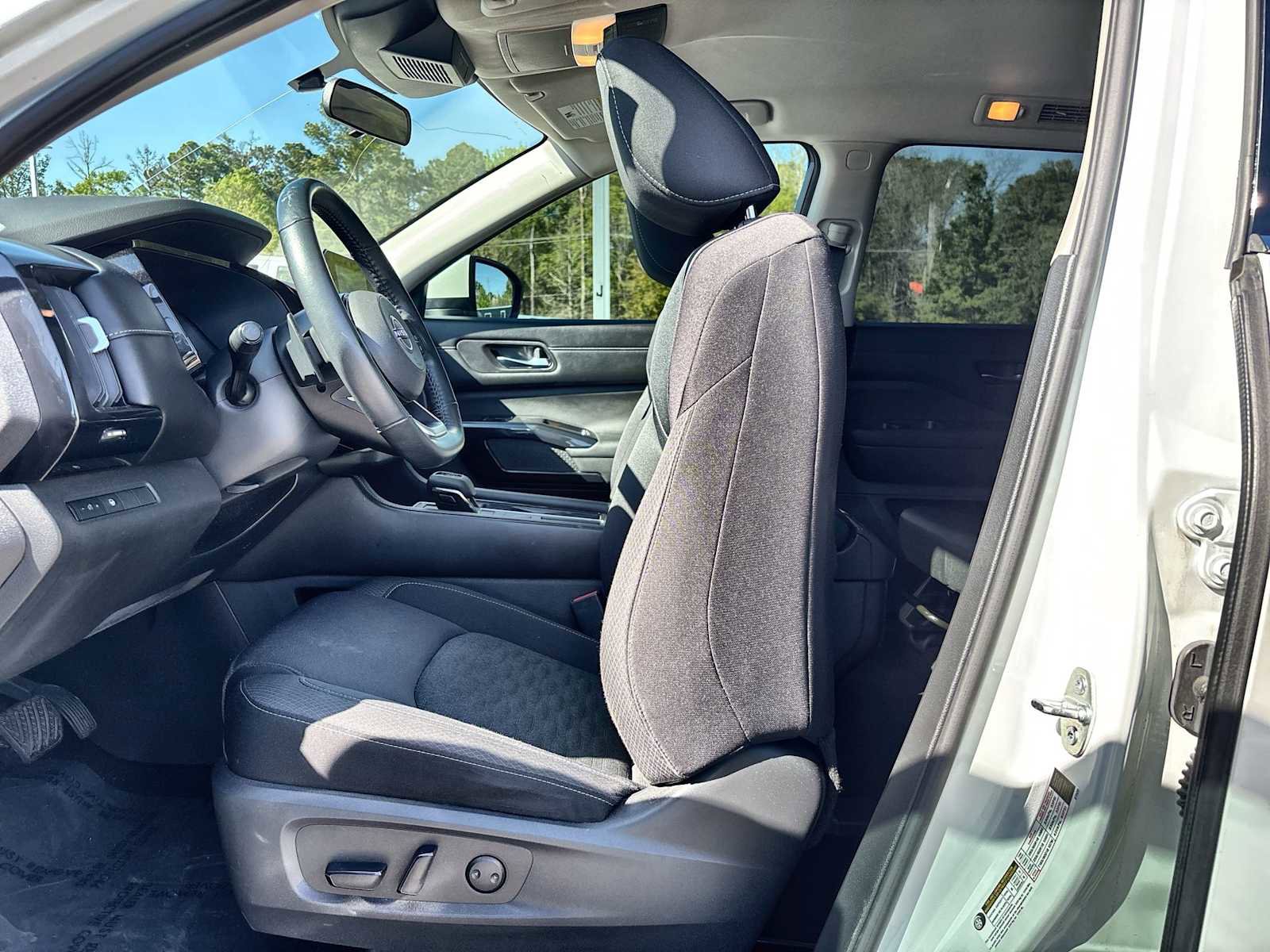 Used 2022 Nissan Pathfinder SV image 3