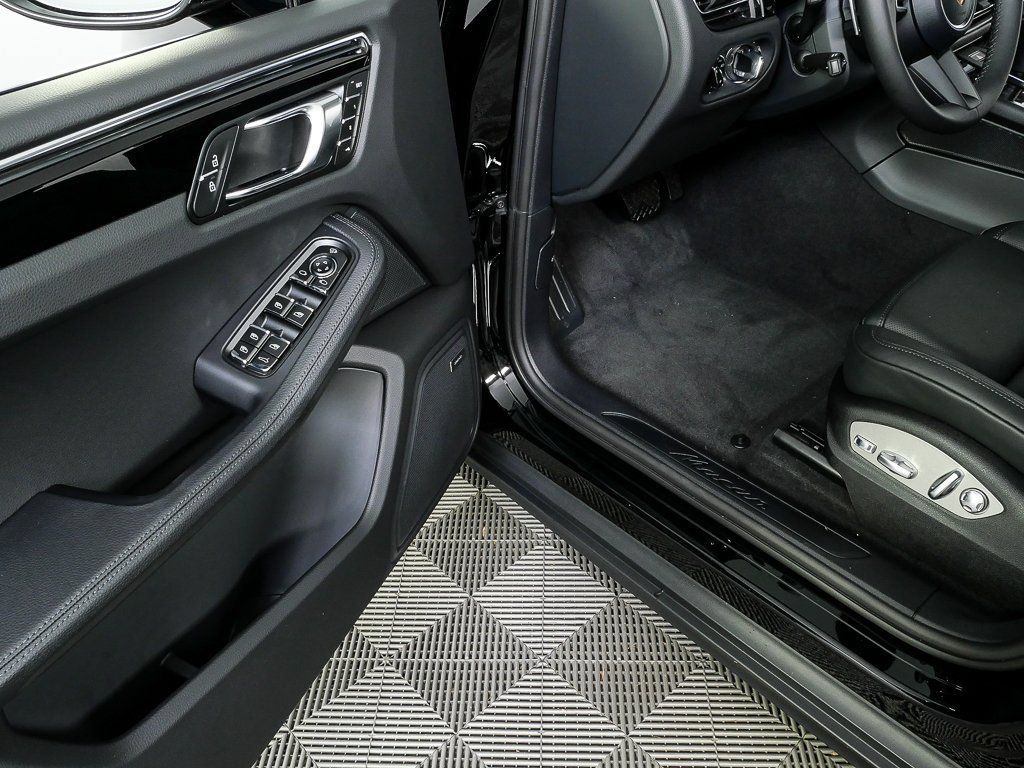 Certified 2026 Porsche Macan AWD/4WD image 8