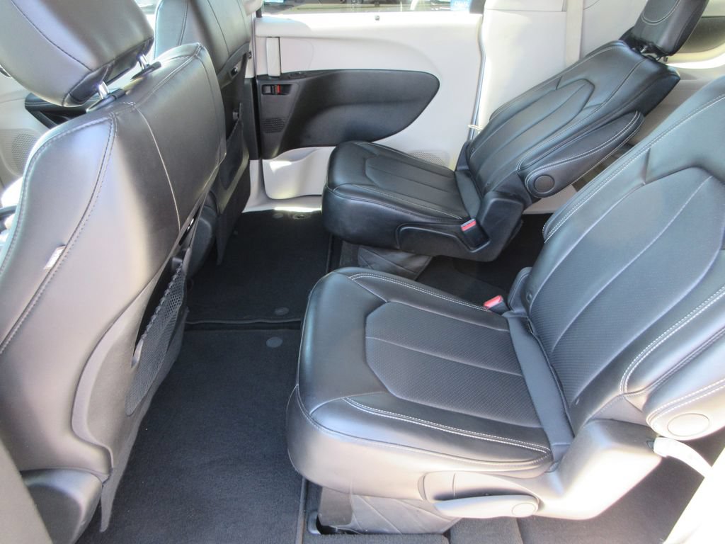 Used 2024 Chrysler Pacifica Touring-L FWD image 13