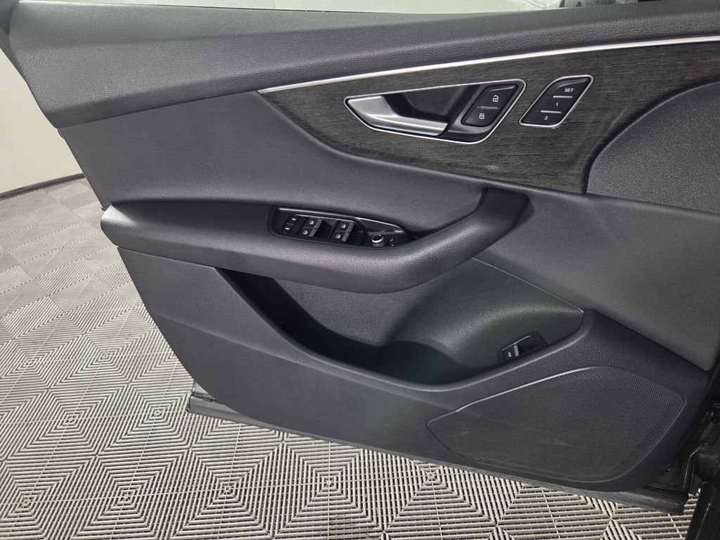 Used 2021 Audi Q7 2.0T Premium w/ Convenience Package AWD/4WD image 17