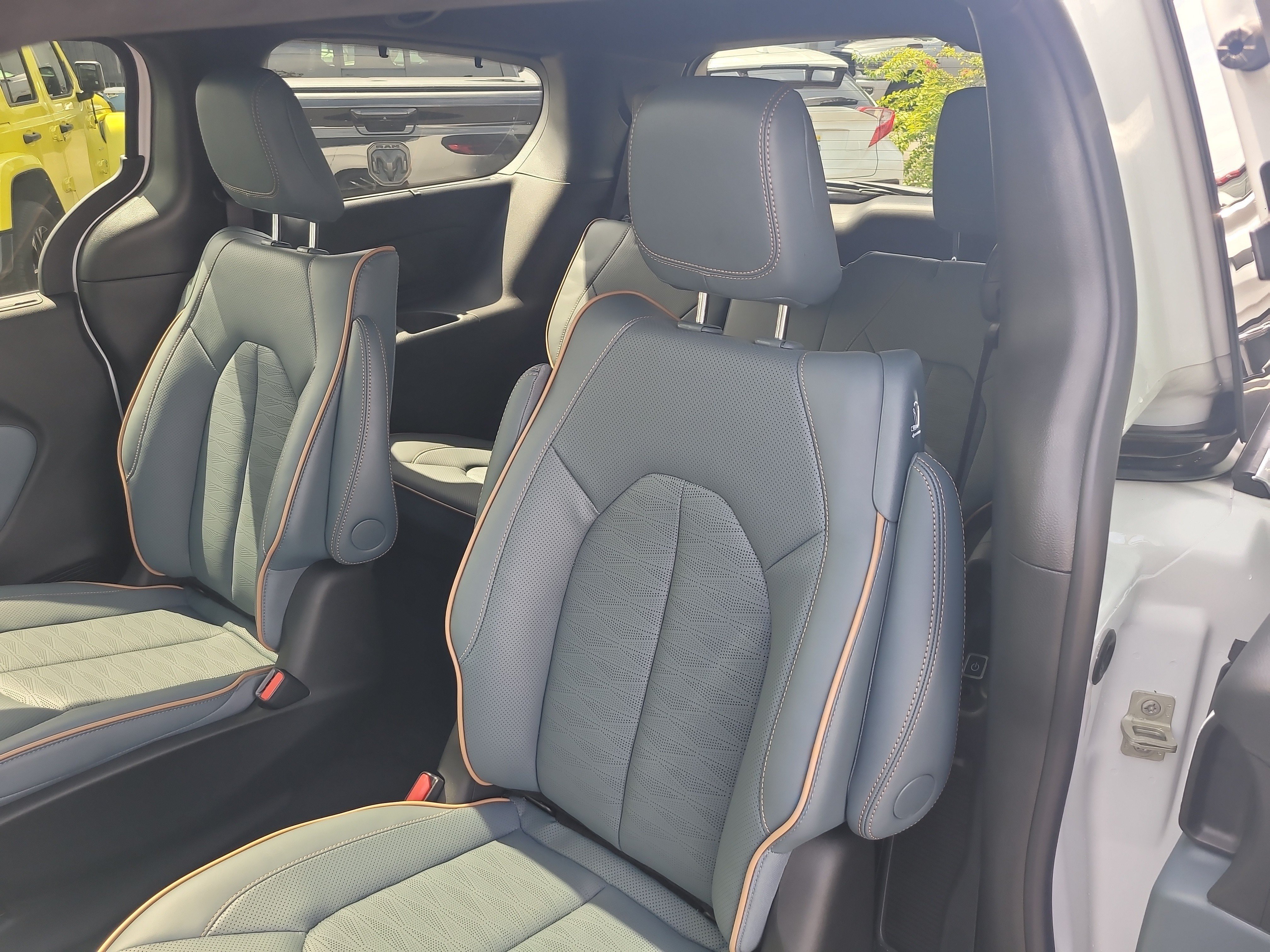 New 2027 Chrysler Pacifica Pinnacle w/ Theater Group FWD image 11
