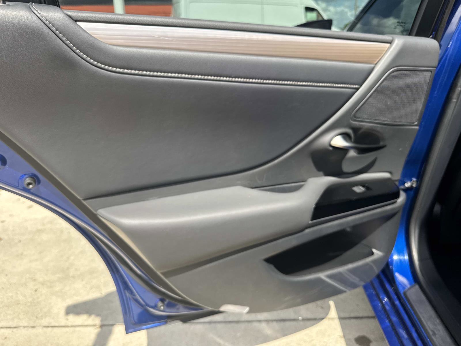 Used 2023 Lexus ES 350 F Sport w/ Accessory Package (Z2) image 11