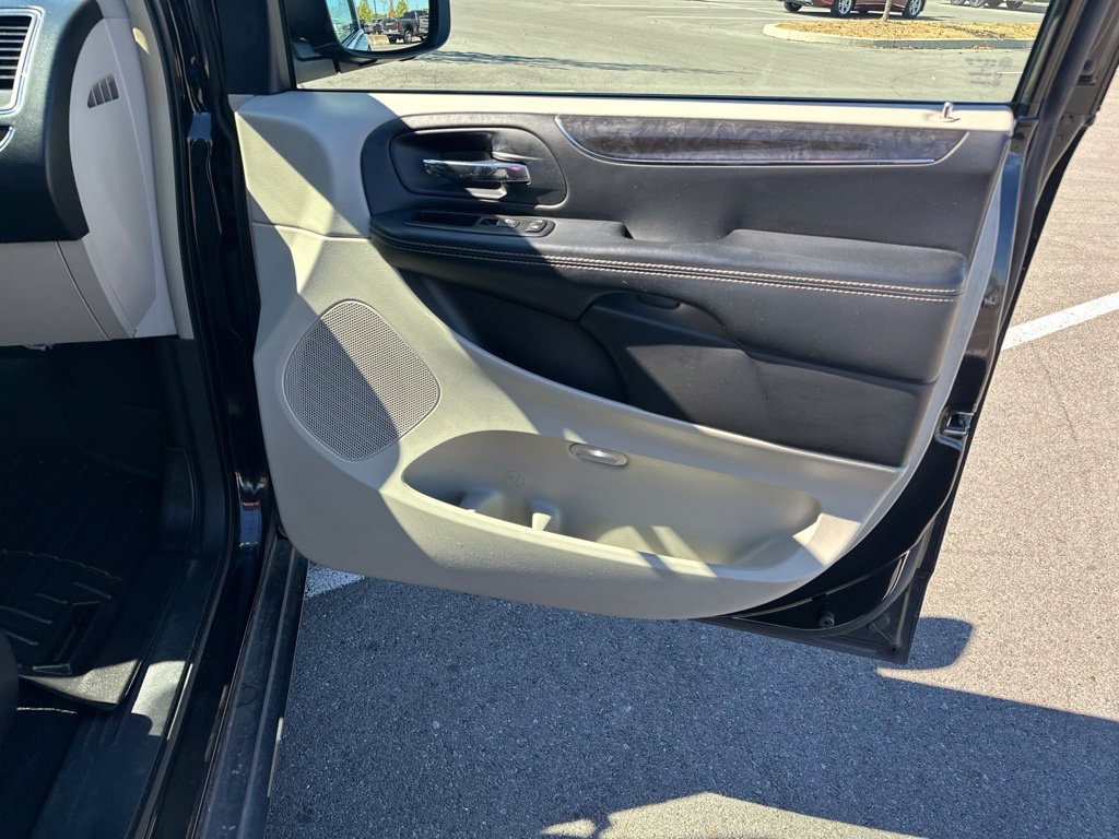 Used 2014 Chrysler Town & Country Touring FWD image 20