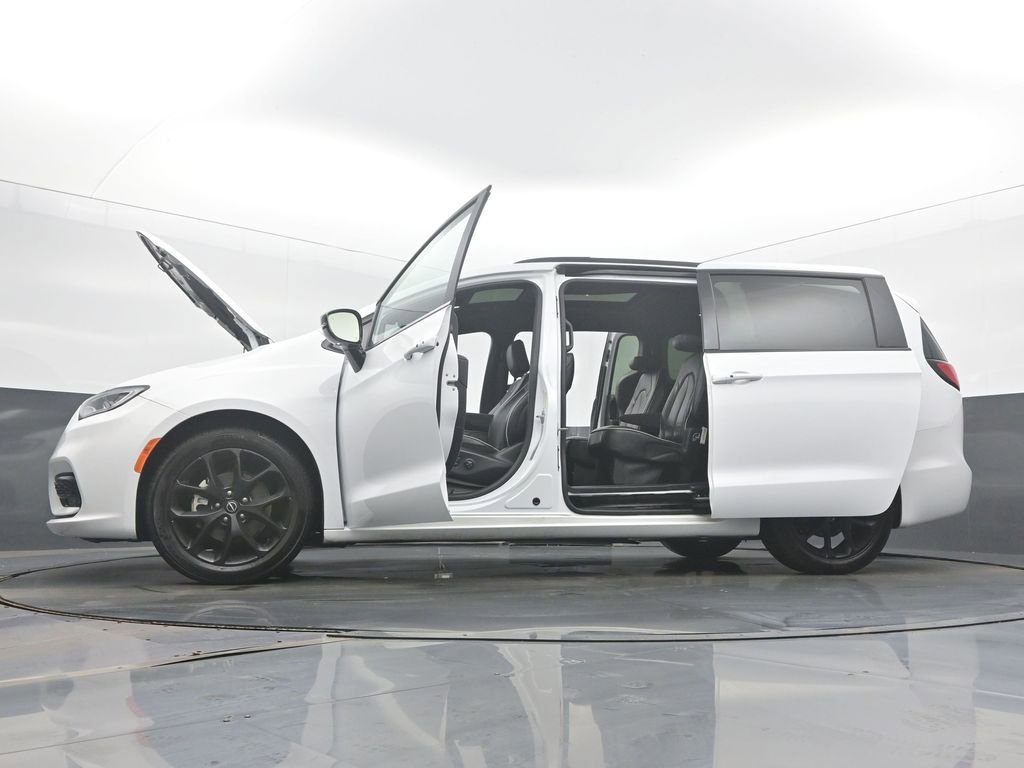 Used 2025 Chrysler Pacifica Limited image 59