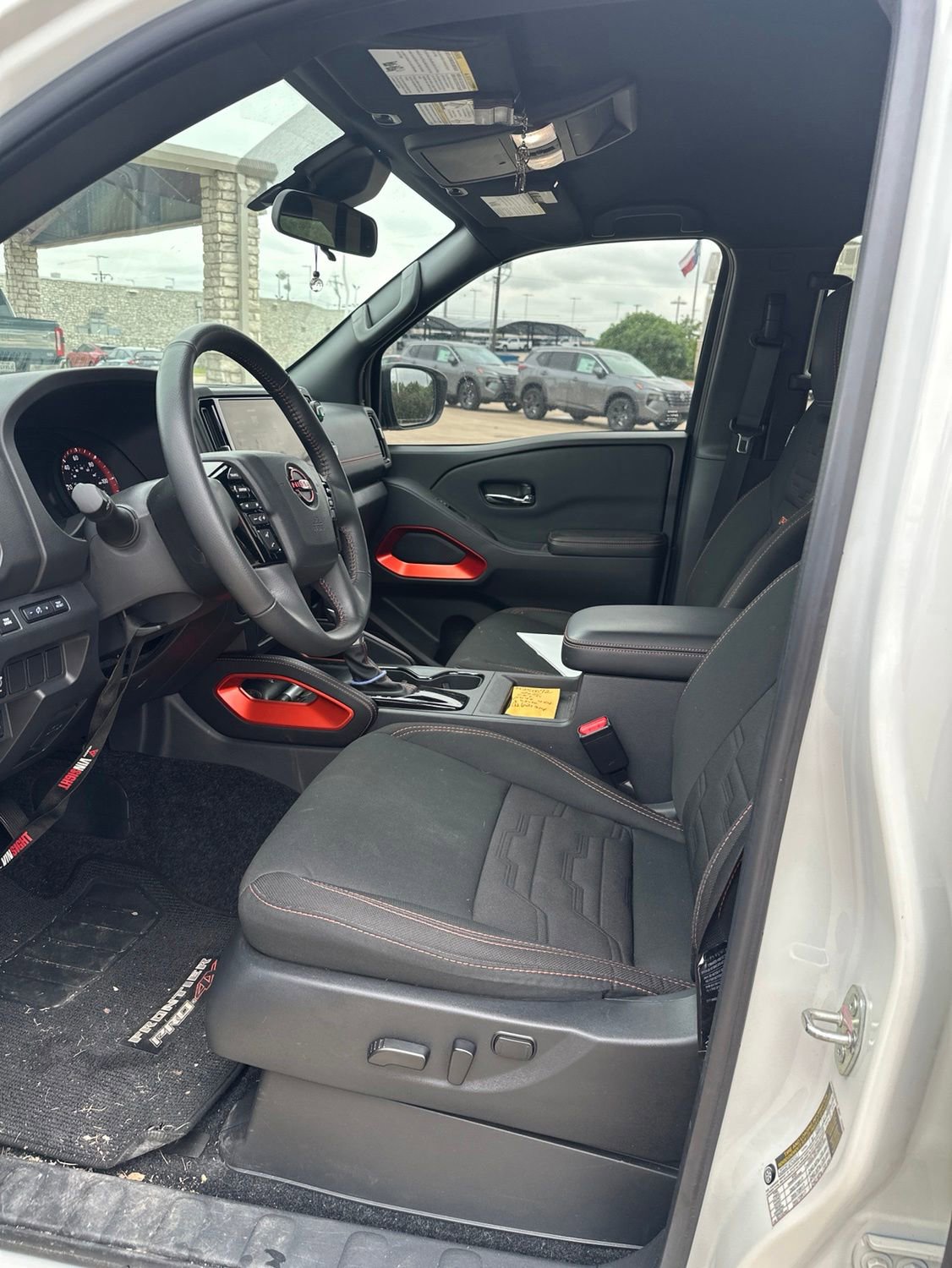 Used 2025 Nissan Frontier PRO-4X AWD/4WD image 3