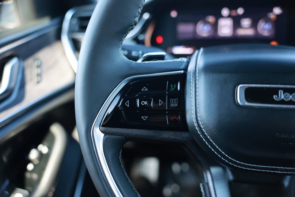 Used 2023 Jeep Grand Cherokee Overland RWD image 21