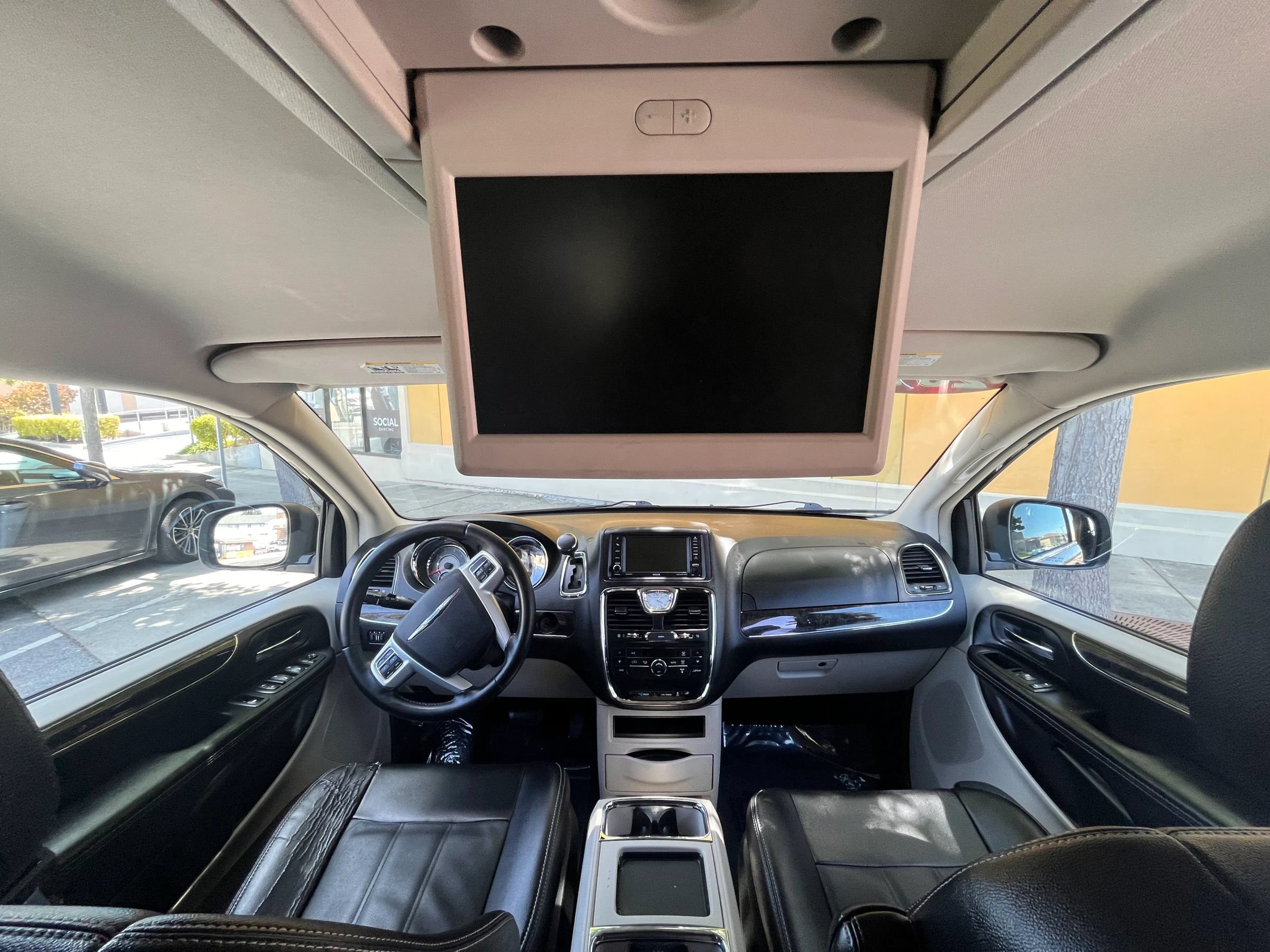 Used 2015 Chrysler Town & Country Touring FWD image 27