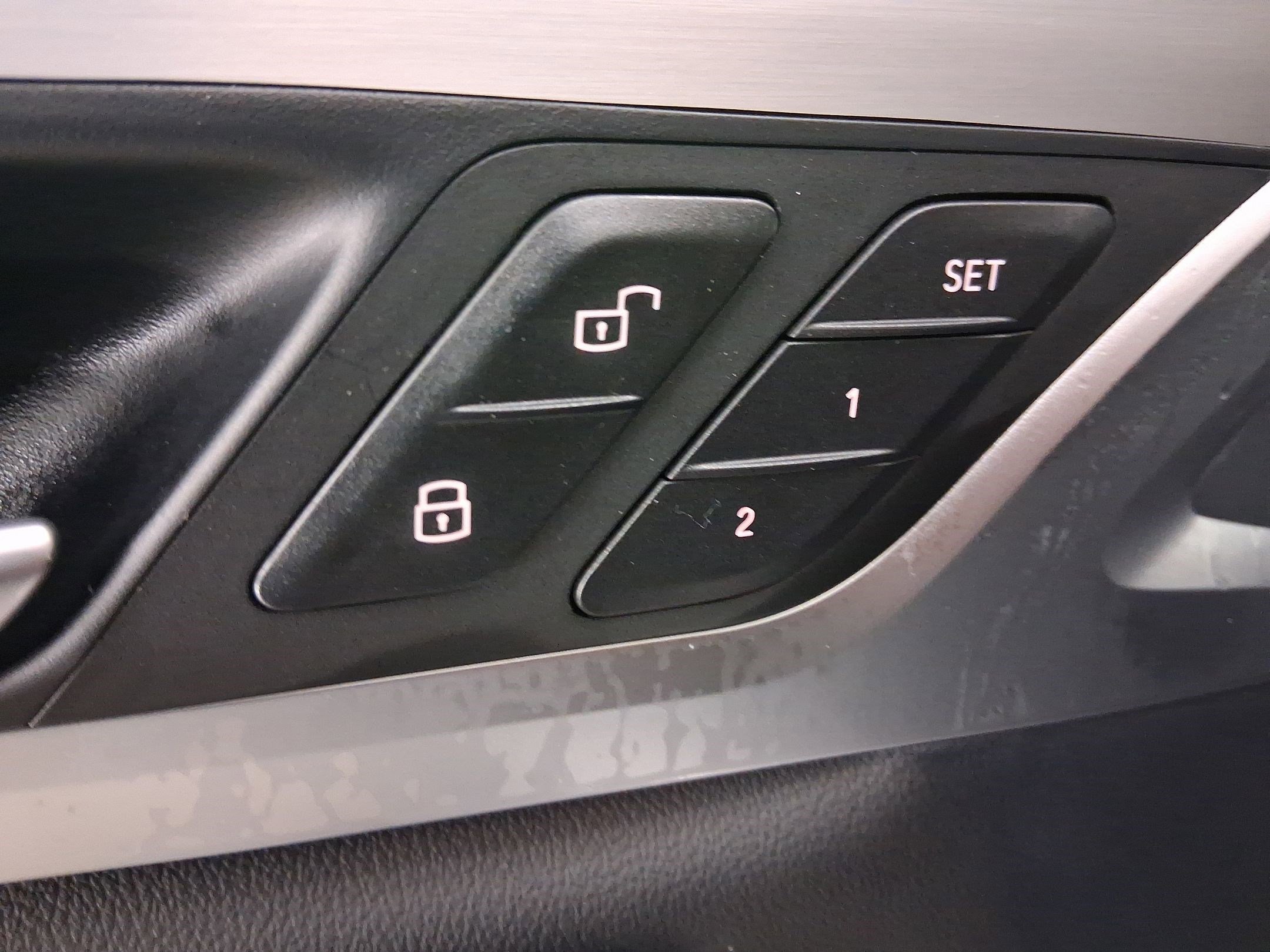 Used 2025 BMW X4 xDrive30i image 12