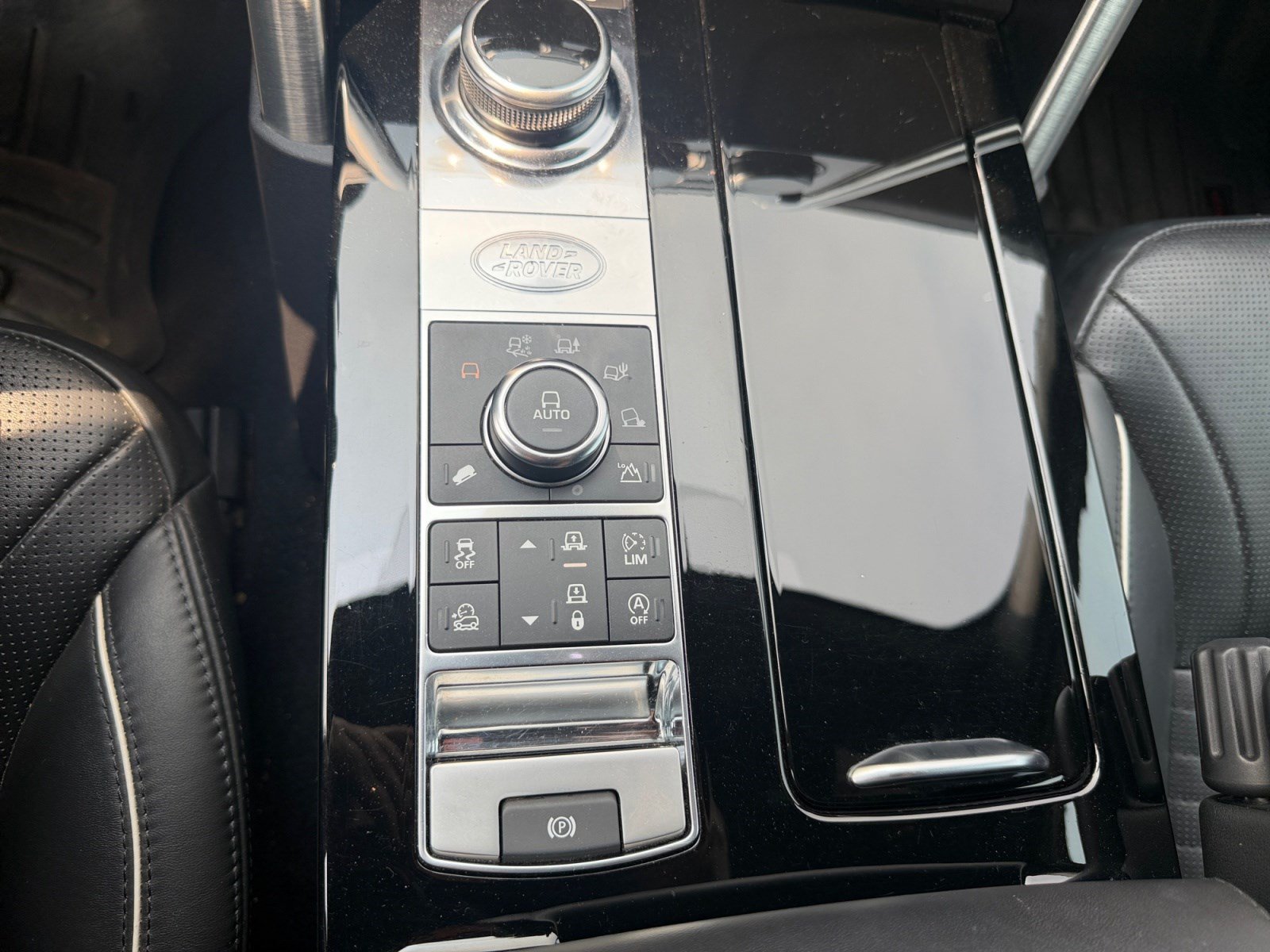 Used 2017 Land Rover Discovery HSE Luxury AWD/4WD image 12