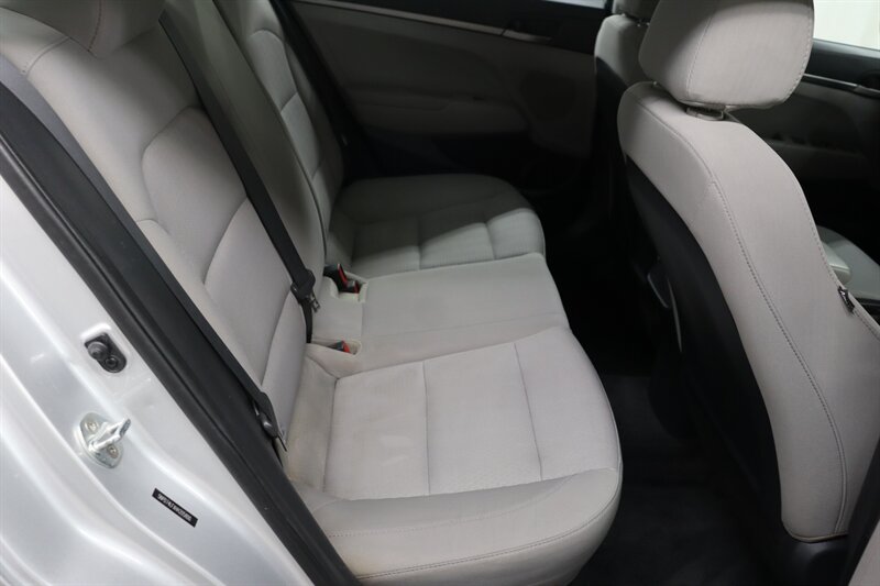 Used 2017 Hyundai Elantra SE FWD image 23