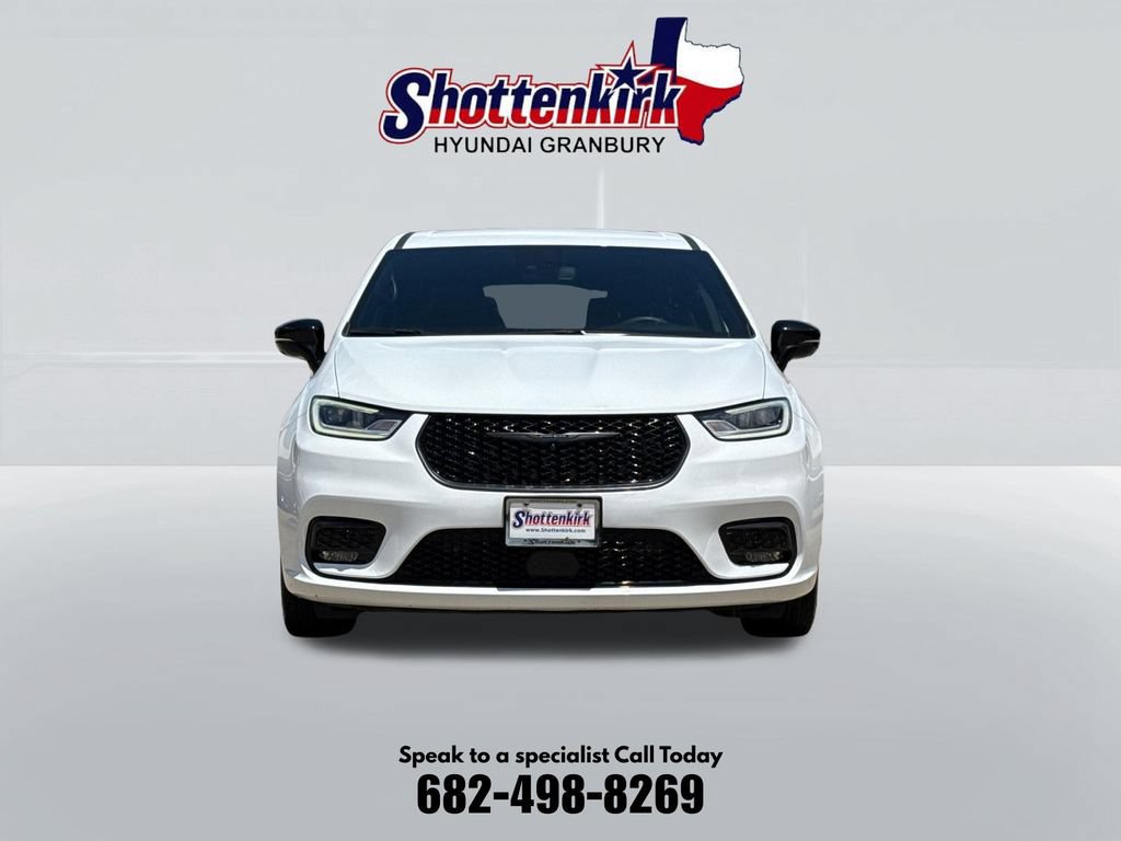 Used 2024 Chrysler Pacifica Limited FWD image 2