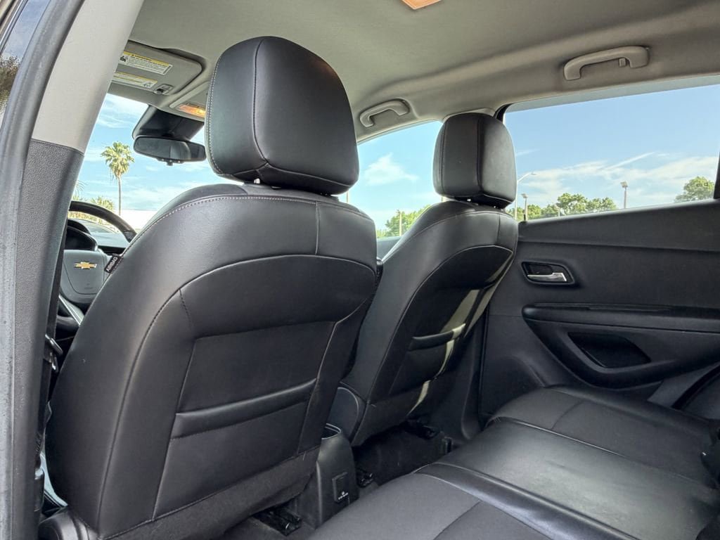 Used 2022 Chevrolet Trax LT w/ LT Convenience Package FWD image 16