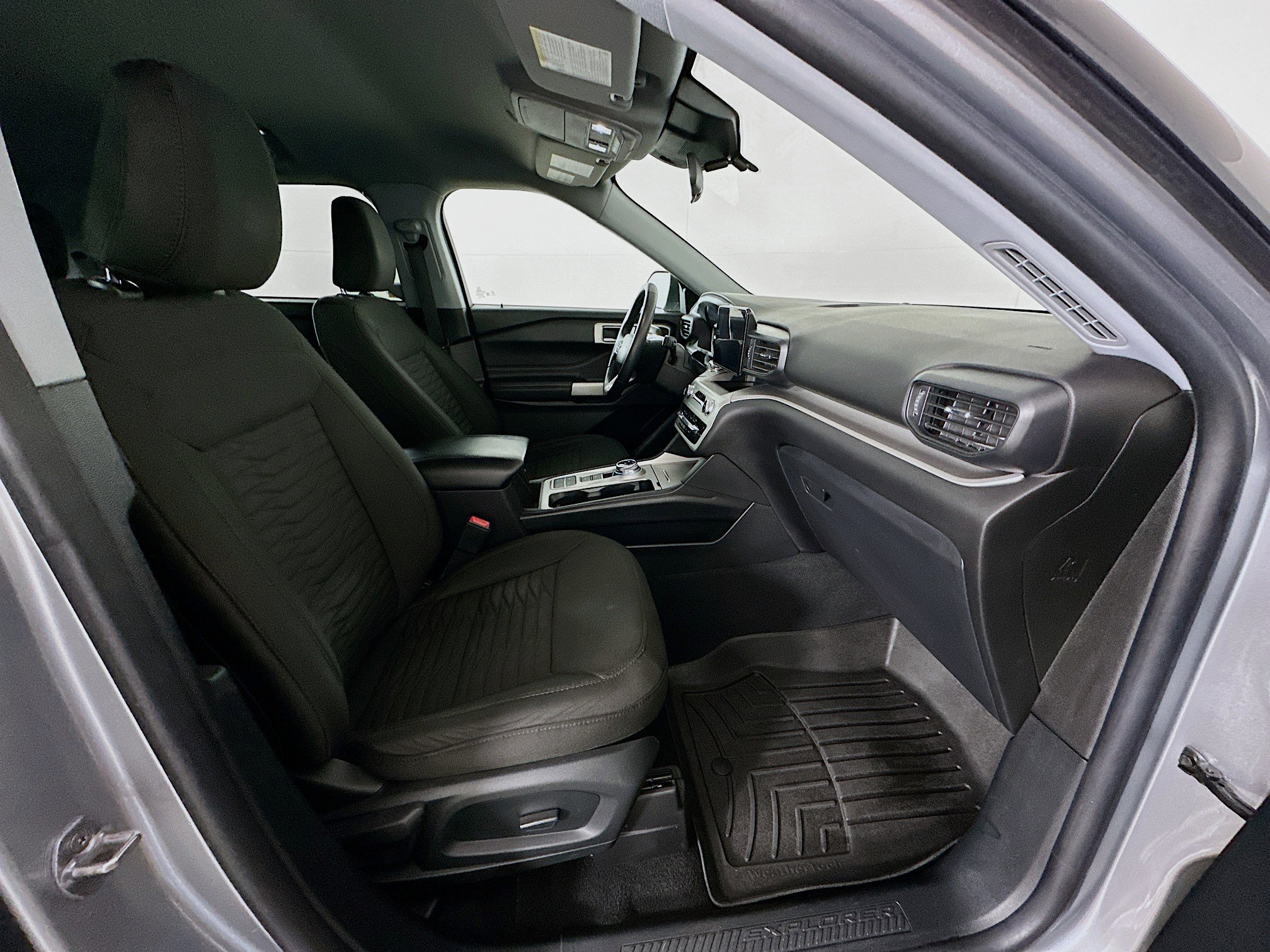 Used 2021 Ford Explorer XLT image 32