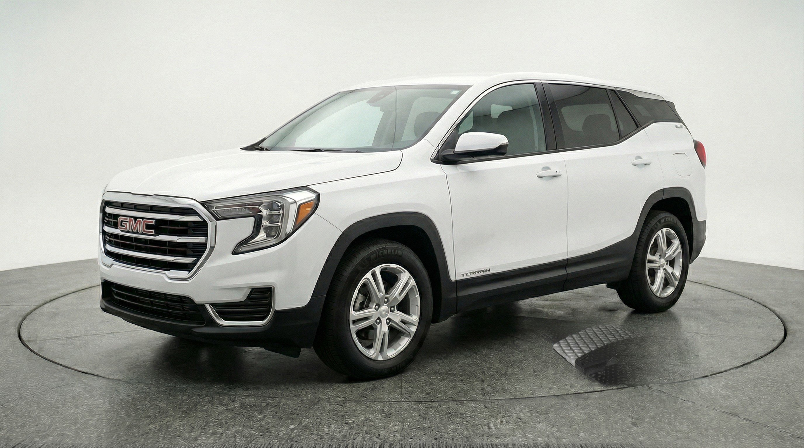 Used 2024 GMC Terrain SLE FWD image 3