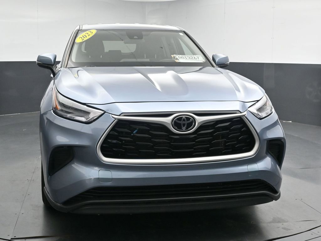 Used 2023 Toyota Highlander LE image 3