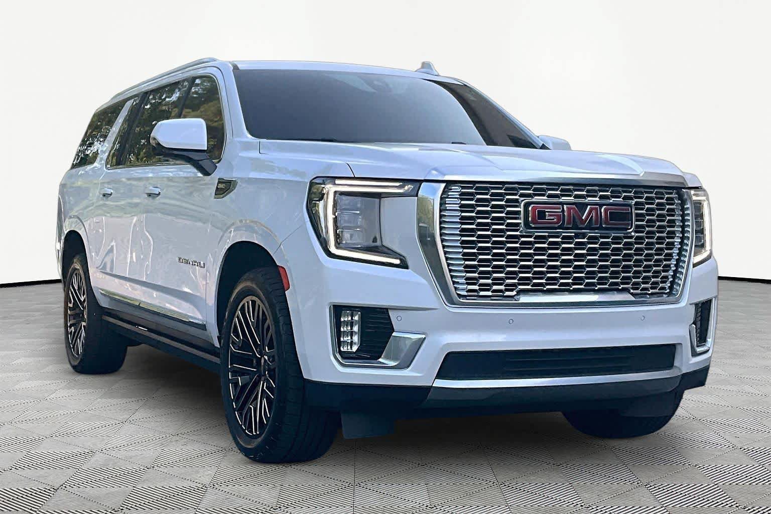 Used 2022 GMC Yukon XL Denali w/ Denali Premium Package RWD image 3